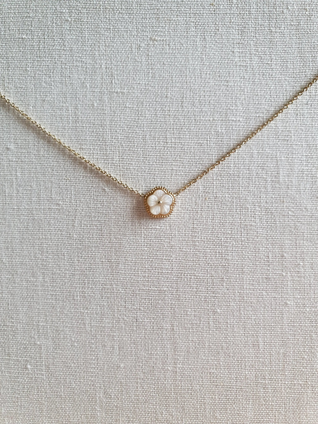 Collier ajustable en acier inoxydable doré avec une fleur en nacre Micomidy Bijoux