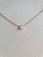 Collier ajustable en acier inoxydable doré avec une fleur en nacre Micomidy Bijoux