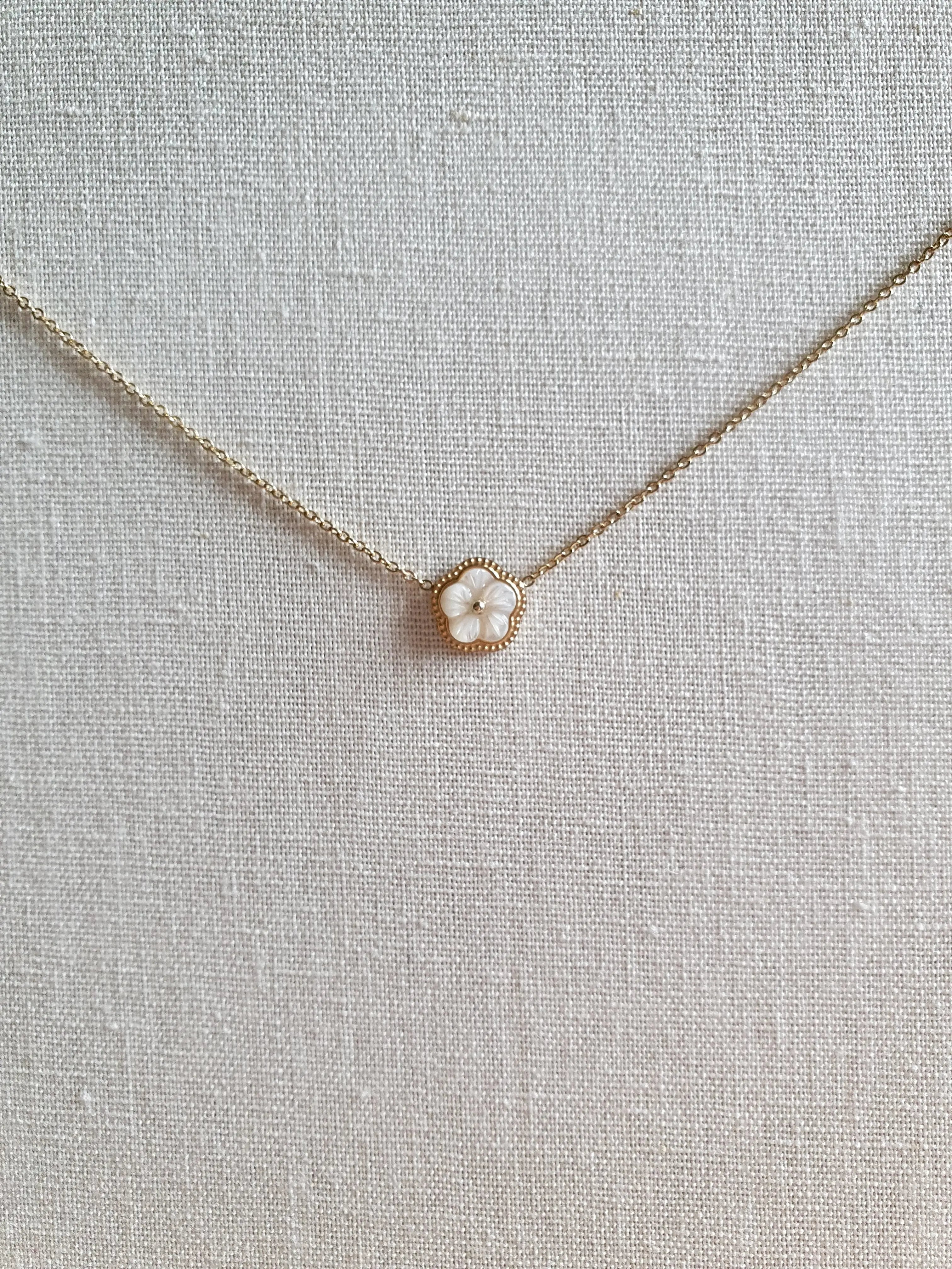 Collier ajustable en acier inoxydable doré avec une fleur en nacre Micomidy Bijoux