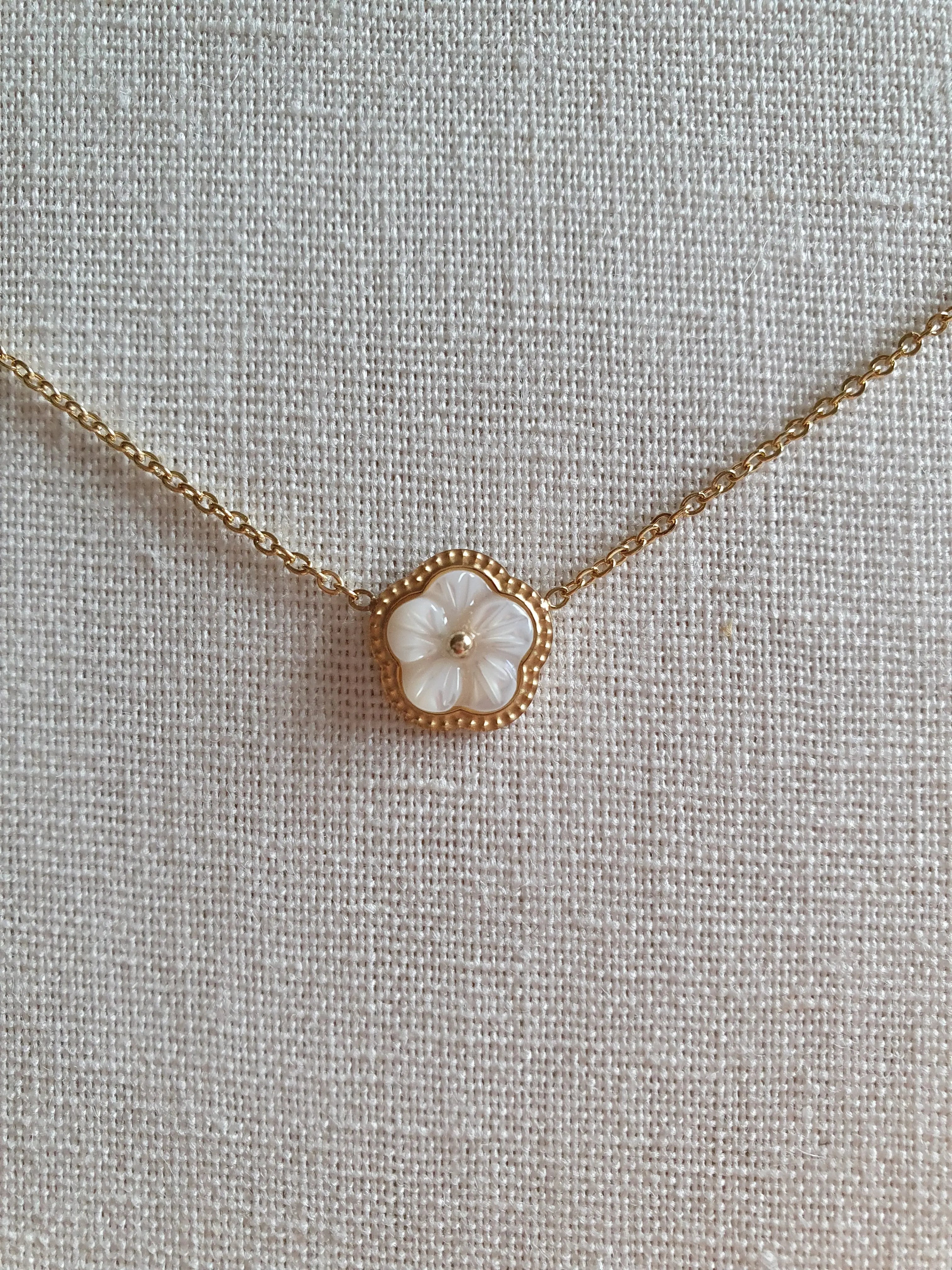 Collier ajustable en acier inoxydable doré avec une fleur en nacre Micomidy Bijoux