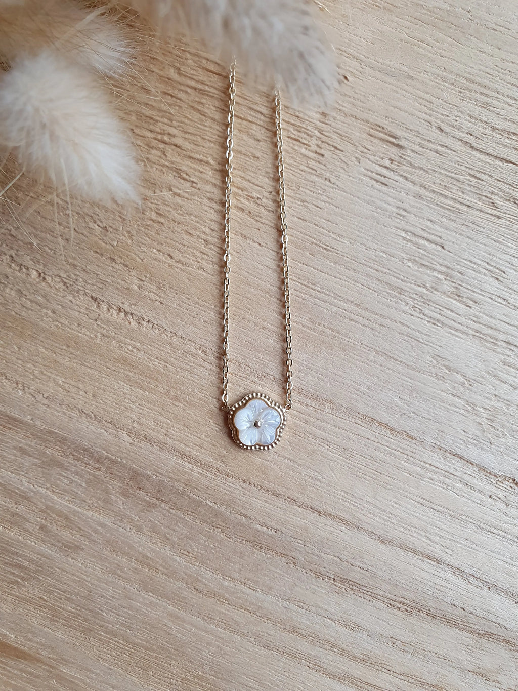 Collier ajustable en acier inoxydable doré avec une fleur en nacre Micomidy Bijoux
