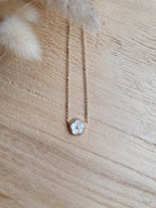 Collier ajustable en acier inoxydable doré avec une fleur en nacre Micomidy Bijoux