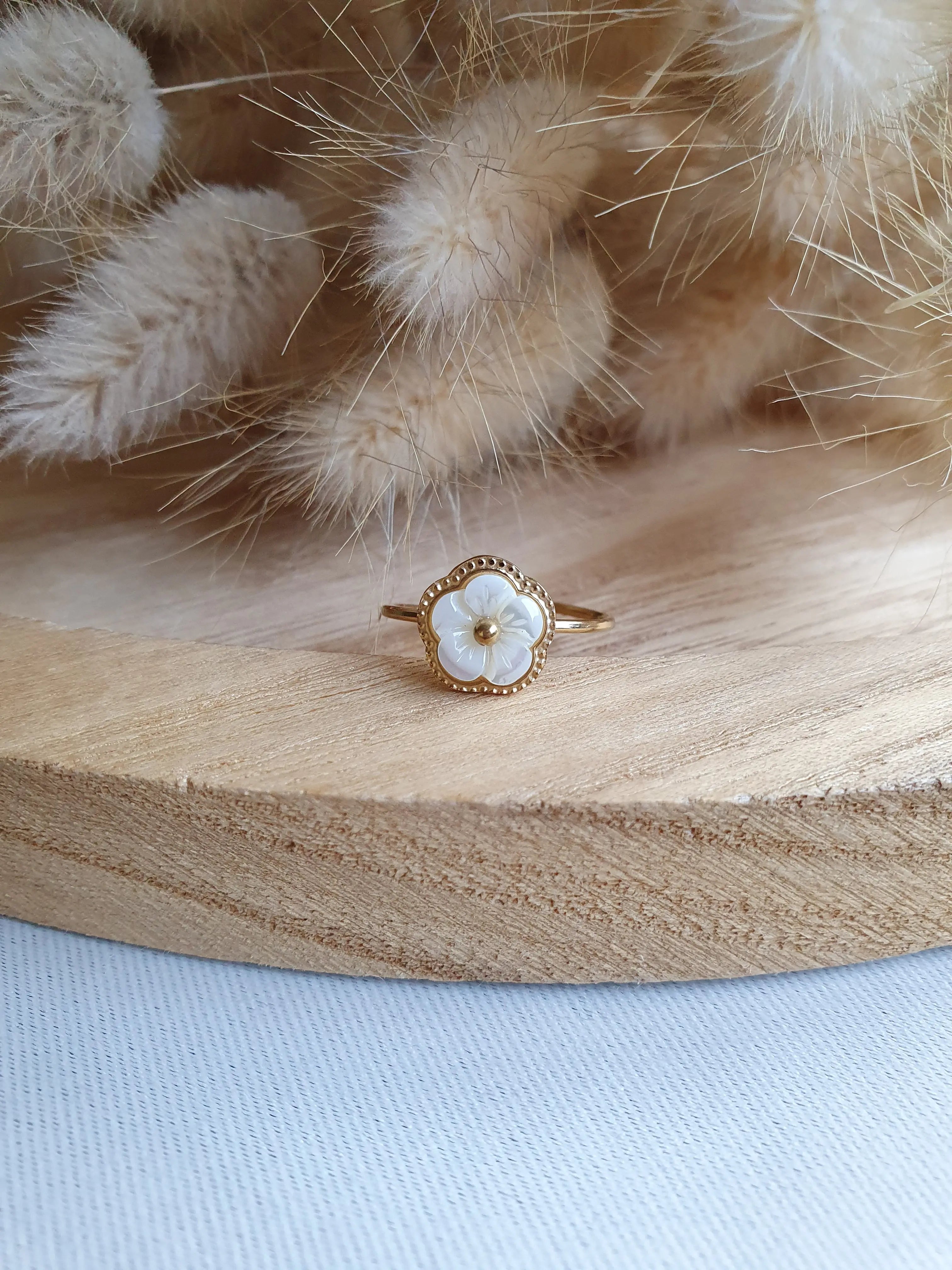 Bague ajustable en acier inoxydable doré avec une fleur en nacre Micomidy Bijoux