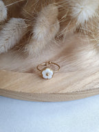Bague ajustable en acier inoxydable doré avec une fleur en nacre Micomidy Bijoux