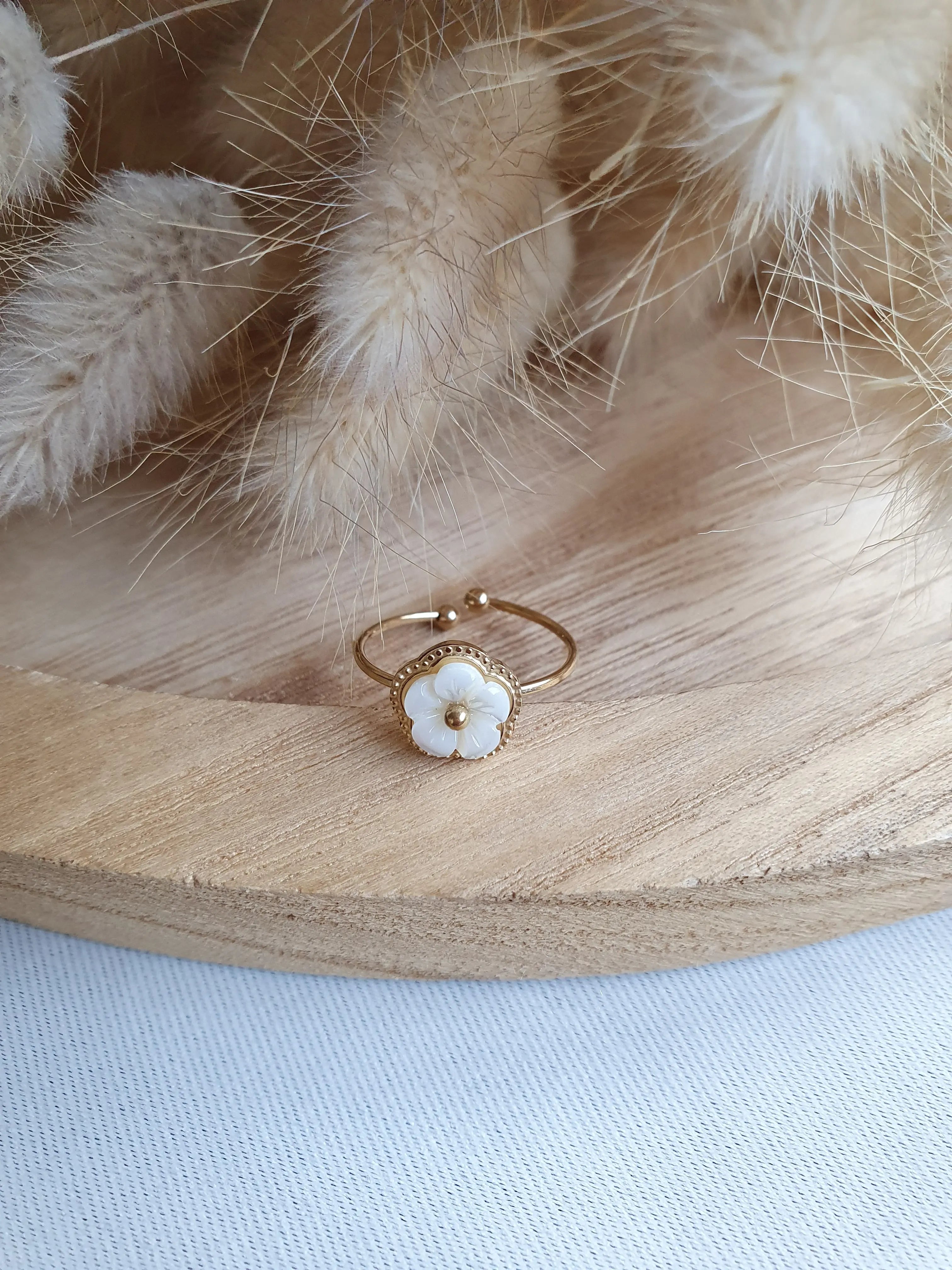 Bague ajustable en acier inoxydable doré avec une fleur en nacre Micomidy Bijoux
