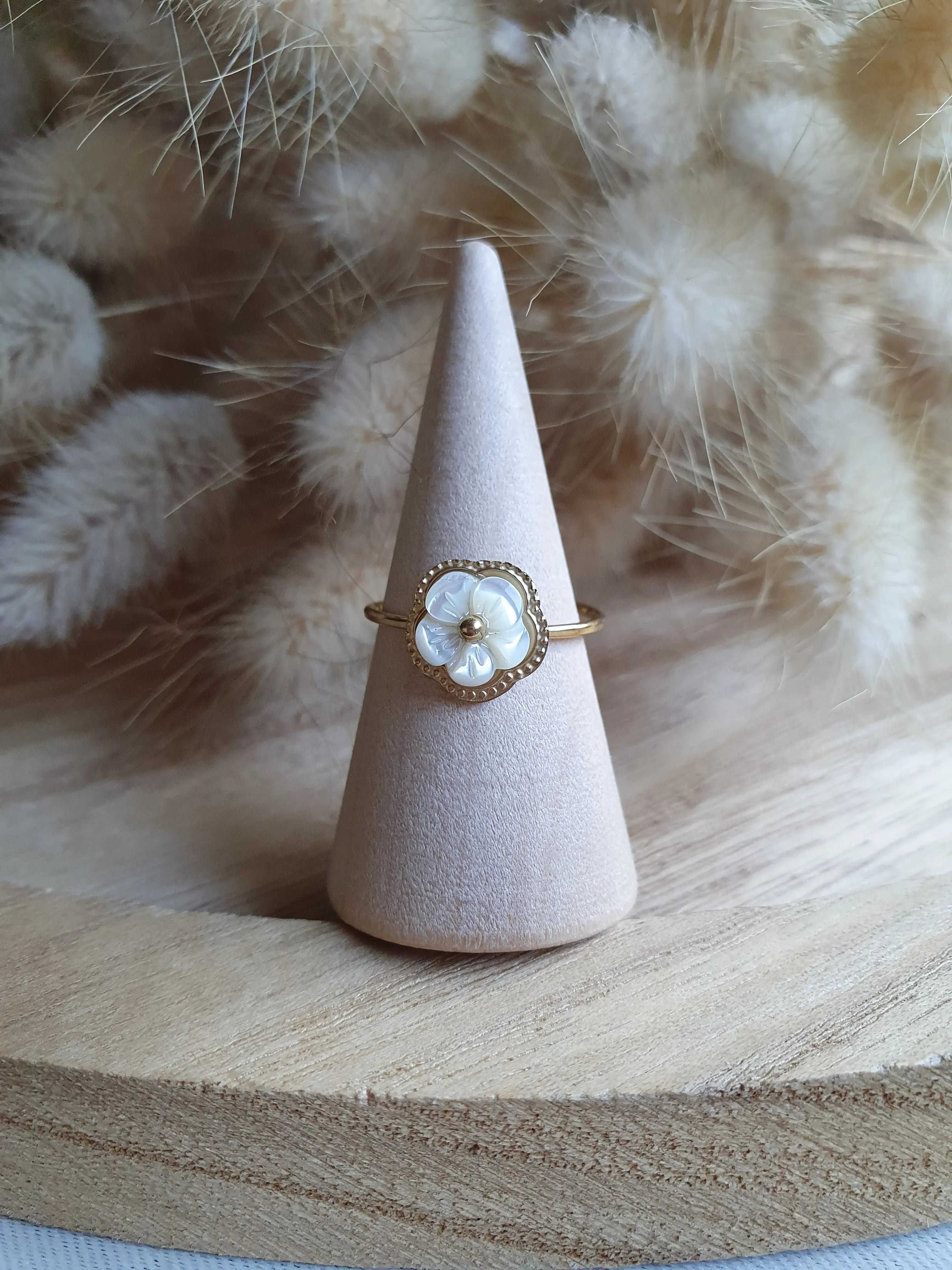 Bague ajustable en acier inoxydable doré avec une fleur en nacre Micomidy Bijoux