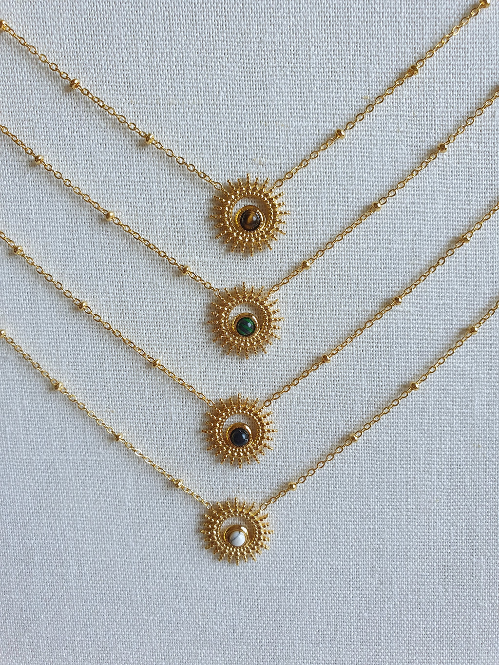 Collier soleil, chaine a boule ajustable en acier inoxydable or et pierre naturelle. Micomidy Bijoux