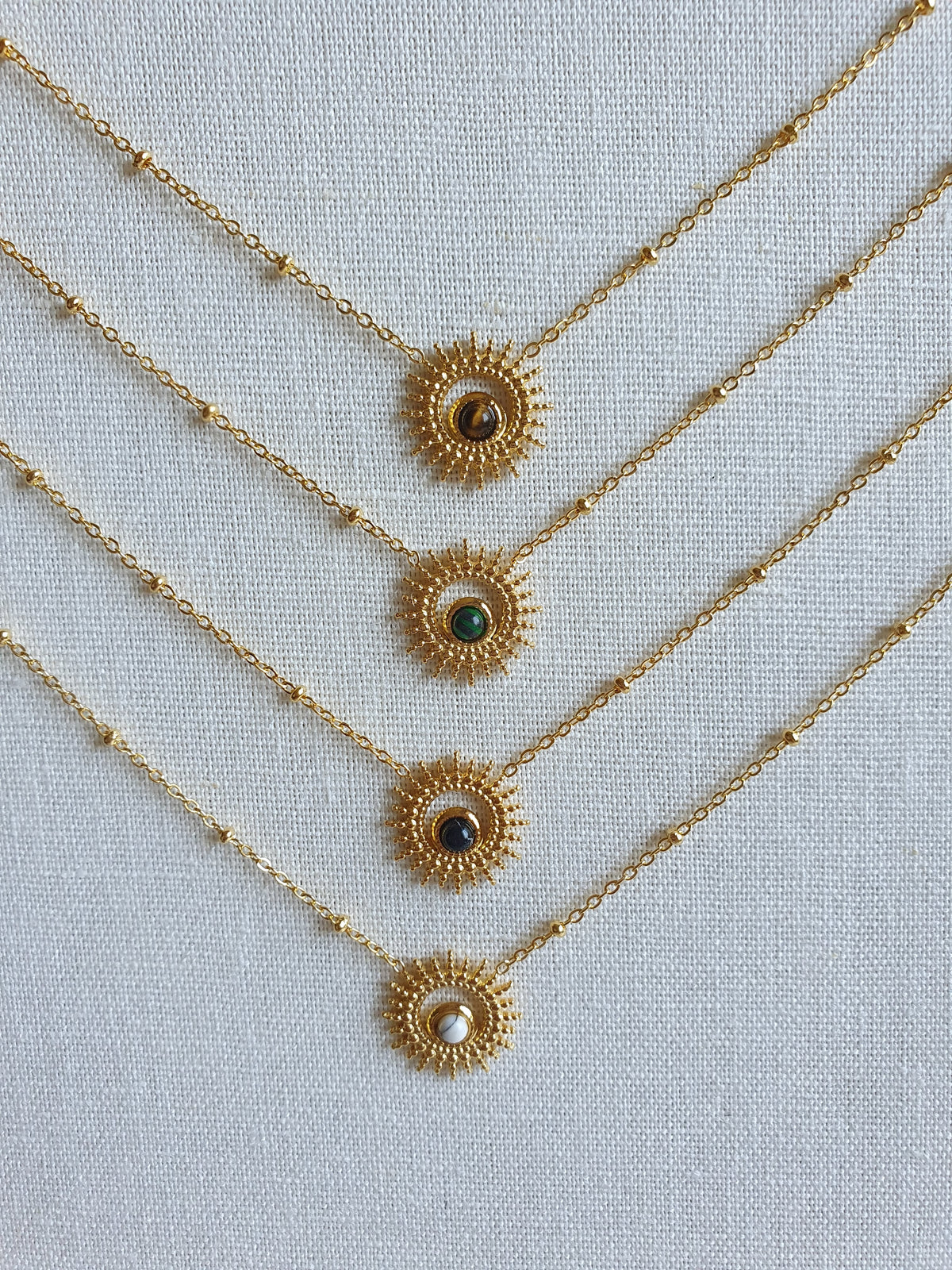 Collier soleil, chaine a boule ajustable en acier inoxydable or et pierre naturelle. Micomidy Bijoux