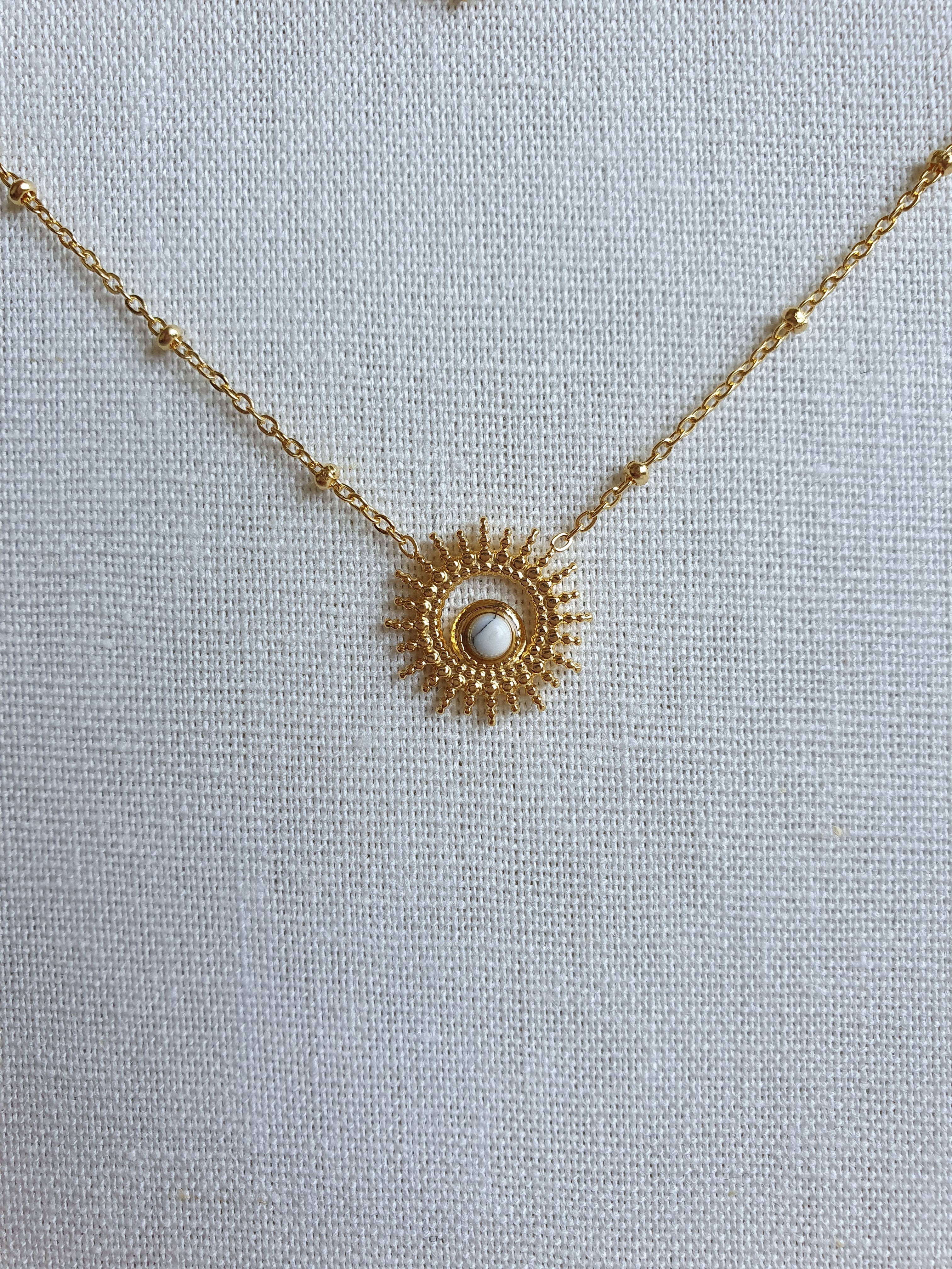 Collier soleil, chaine a boule ajustable en acier inoxydable or et pierre naturelle. Micomidy Bijoux