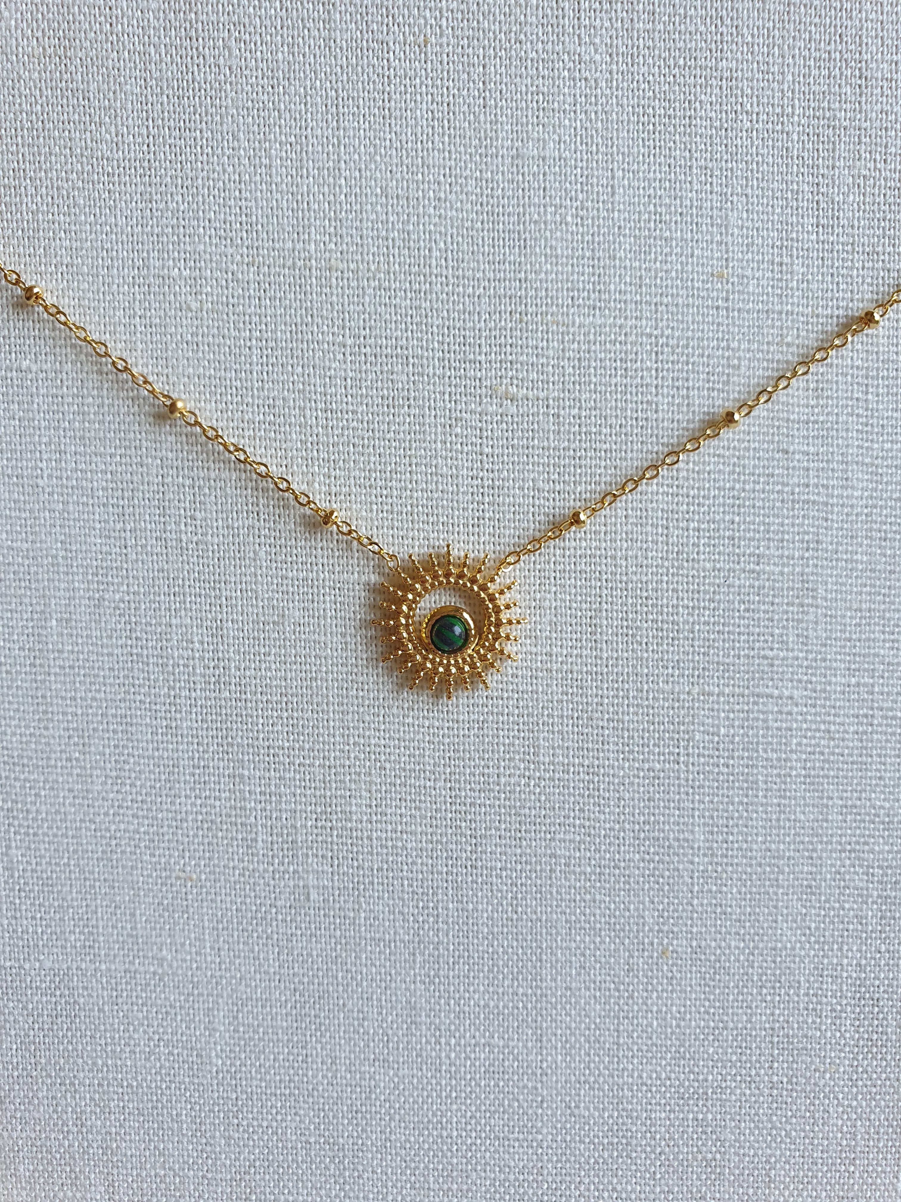 Collier soleil, chaine a boule ajustable en acier inoxydable or et pierre naturelle. Micomidy Bijoux