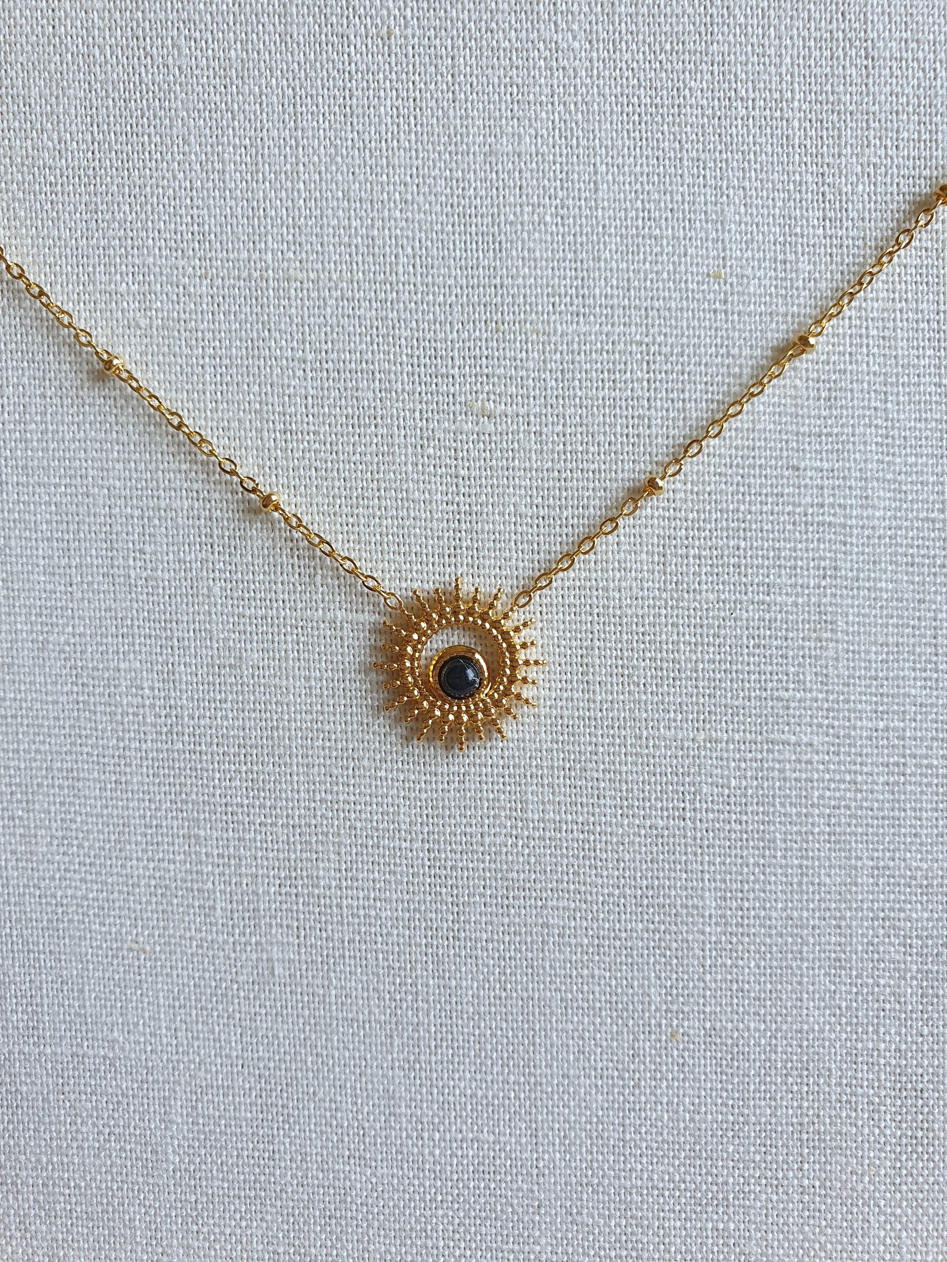 Collier soleil, chaine a boule ajustable en acier inoxydable or et pierre naturelle. Micomidy Bijoux