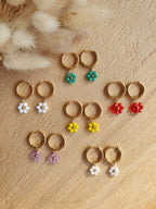 boucles d'oreilles créoles en acier inoxydable doré à l'or fin avec des marguerites en perles Micomidy Bijoux
