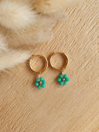 boucles d'oreilles créoles en acier inoxydable doré à l'or fin avec des marguerites en perles Micomidy Bijoux