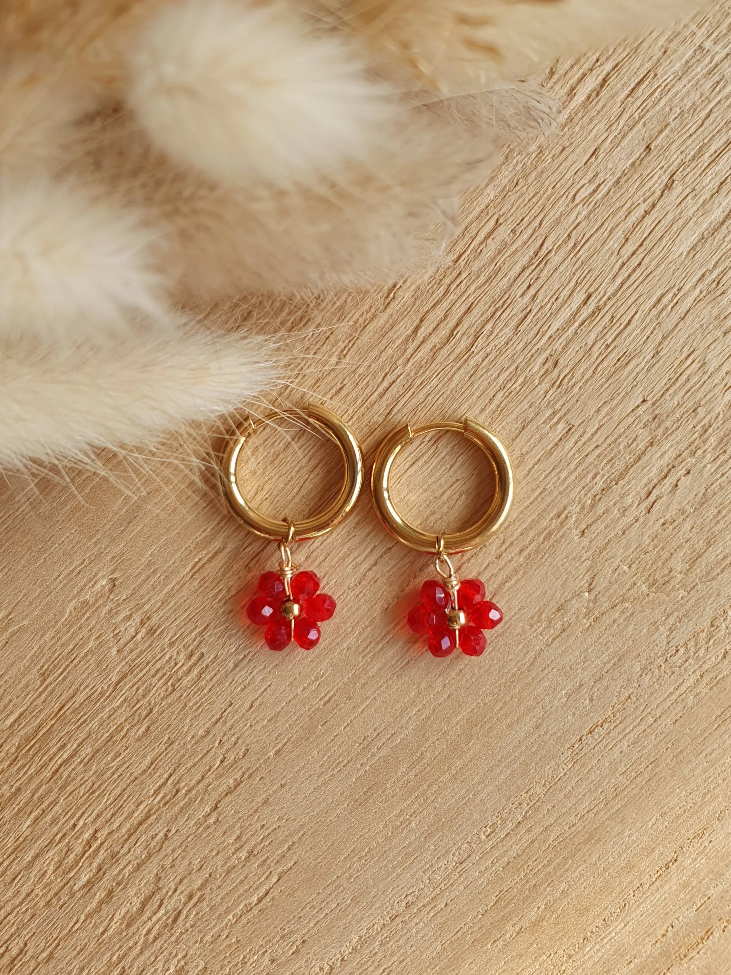 boucles d'oreilles créoles en acier inoxydable doré à l'or fin avec des marguerites en perles Micomidy Bijoux