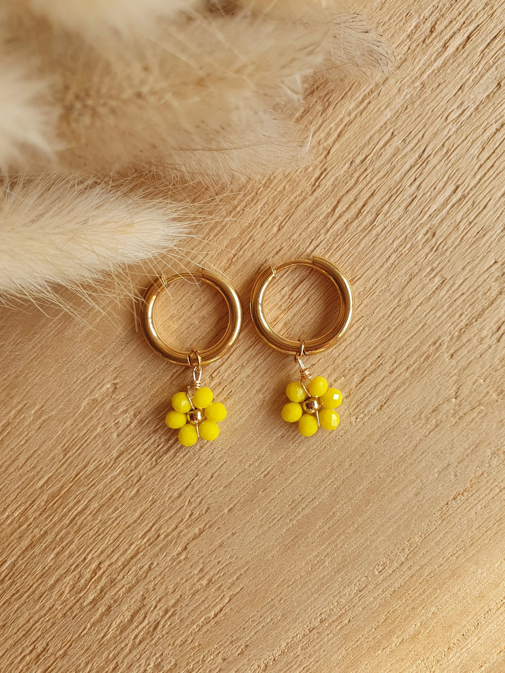 boucles d'oreilles créoles en acier inoxydable doré à l'or fin avec des marguerites en perles Micomidy Bijoux