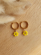 boucles d'oreilles créoles en acier inoxydable doré à l'or fin avec des marguerites en perles Micomidy Bijoux