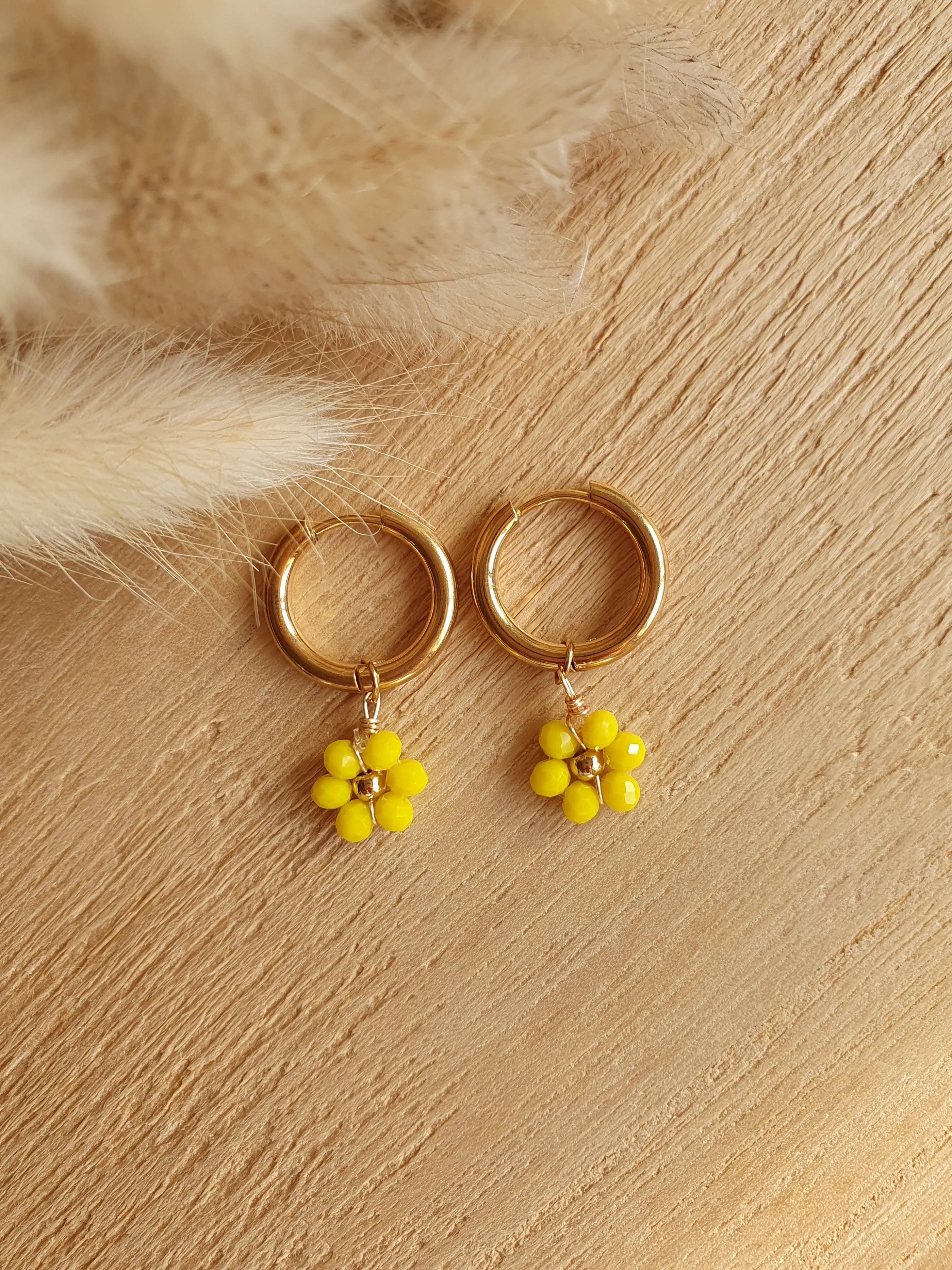 boucles d'oreilles créoles en acier inoxydable doré à l'or fin avec des marguerites en perles Micomidy Bijoux