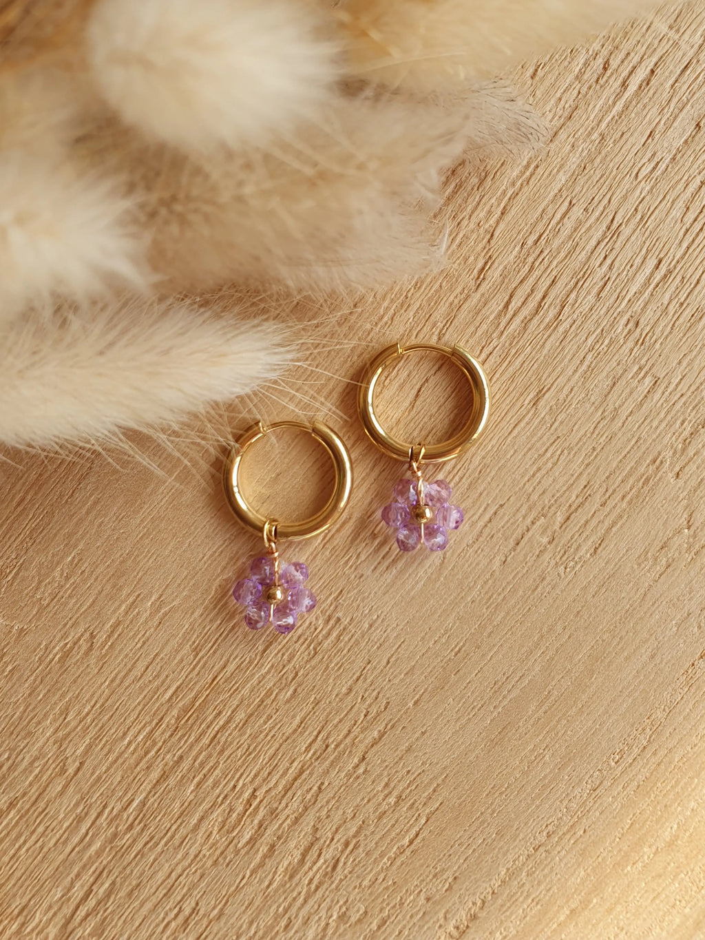 boucles d'oreilles créoles en acier inoxydable doré à l'or fin avec des marguerites en perles Micomidy Bijoux