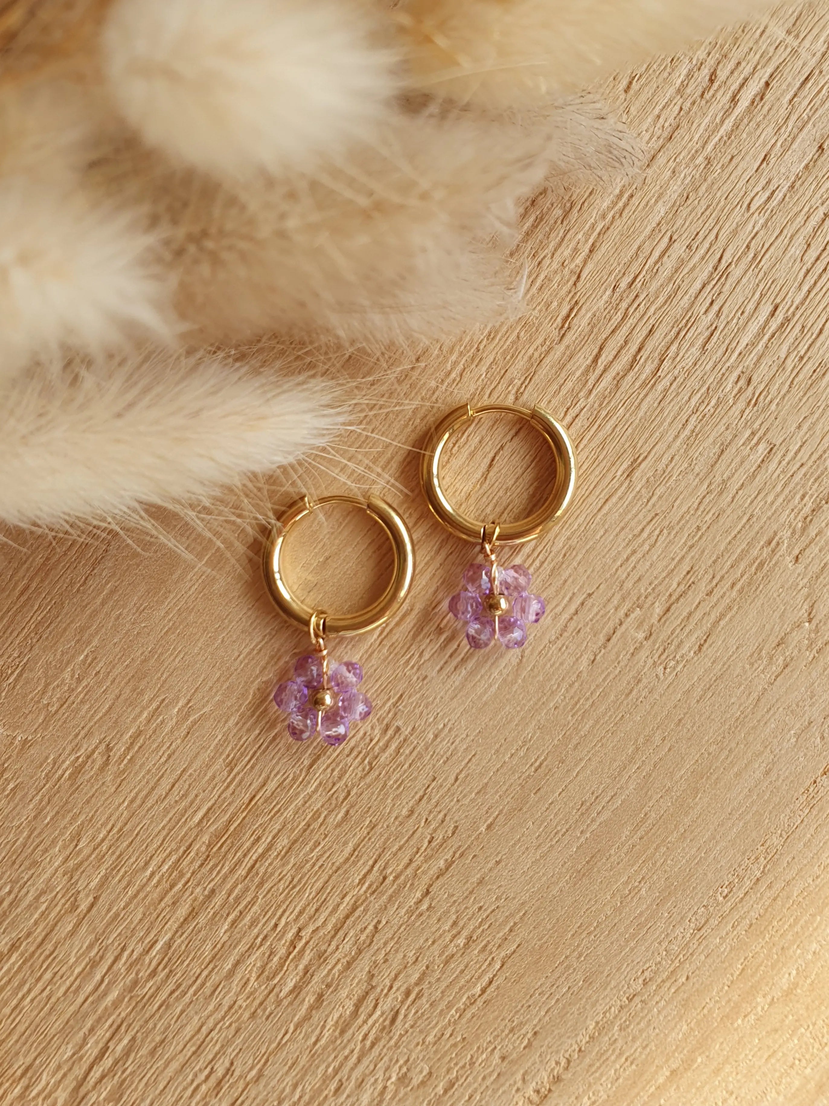boucles d'oreilles créoles en acier inoxydable doré à l'or fin avec des marguerites en perles Micomidy Bijoux