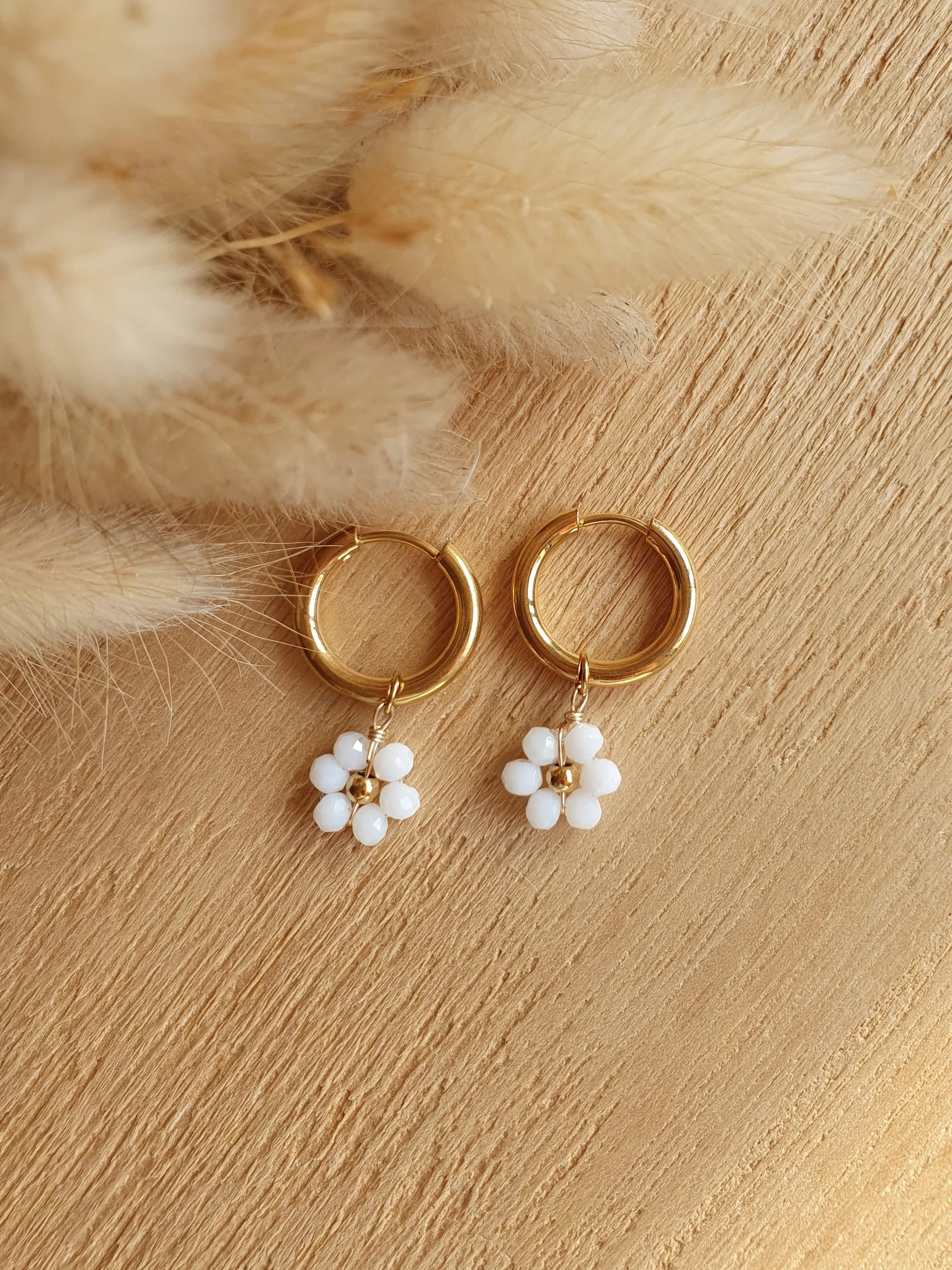 boucles d'oreilles créoles en acier inoxydable doré à l'or fin avec des marguerites en perles Micomidy Bijoux