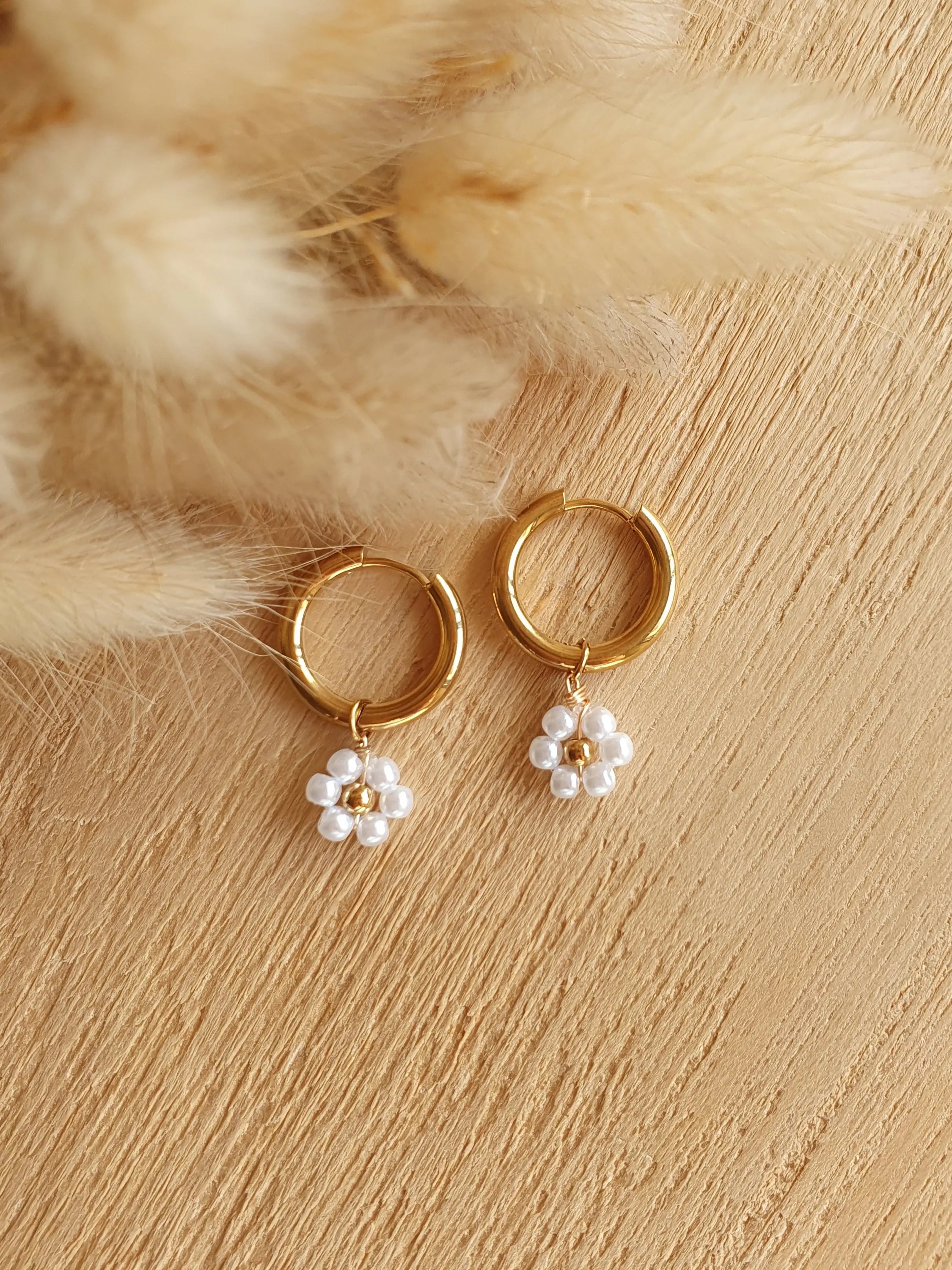 boucles d'oreilles créoles en acier inoxydable doré à l'or fin avec des marguerites en perles Micomidy Bijoux