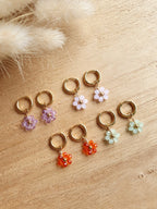 Boucles d'oreilles créoles en acier inoxydable doré à l'or fin avec des fleurs en perles Micomidy Bijoux
