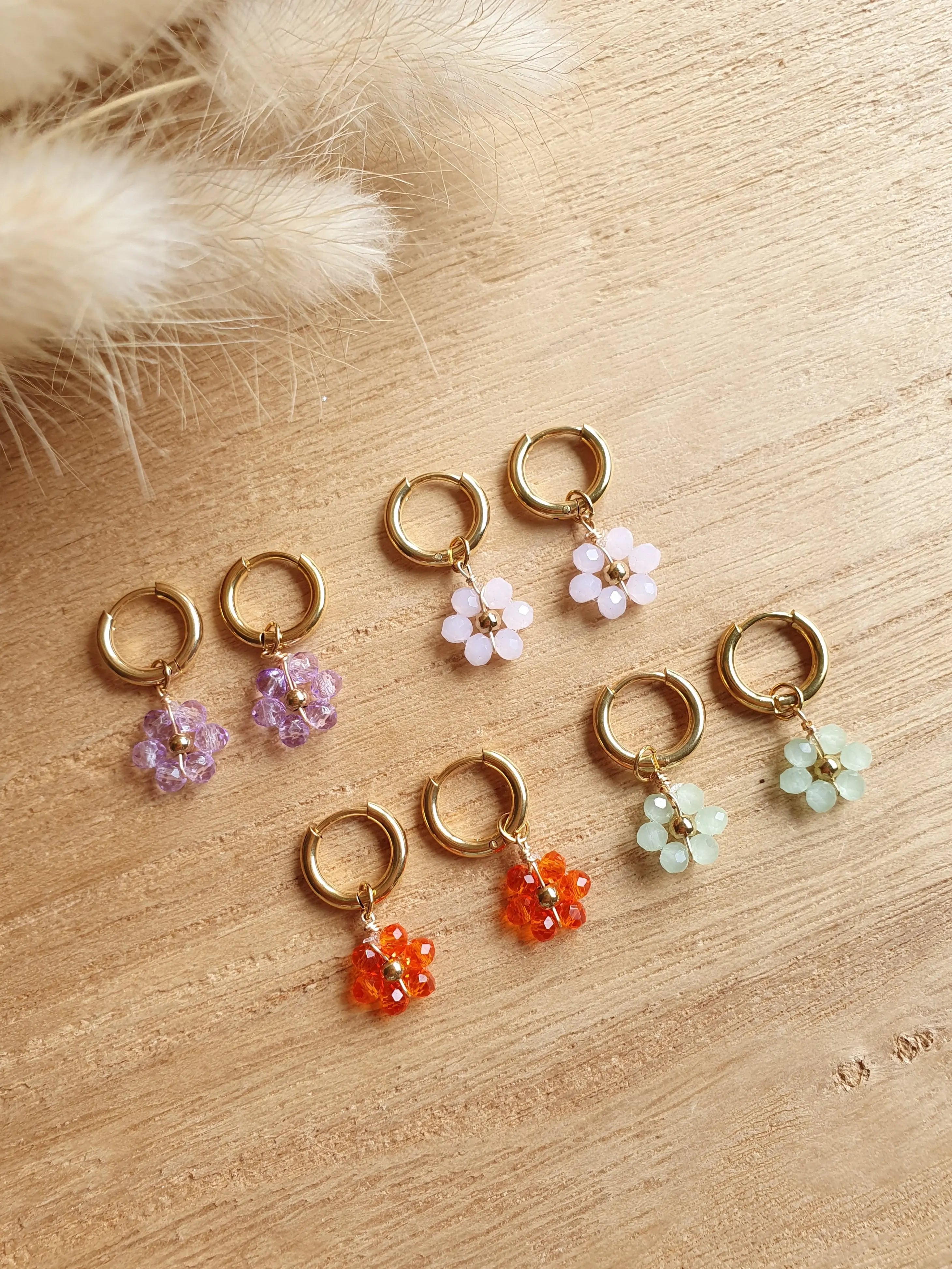 Boucles d'oreilles créoles en acier inoxydable doré à l'or fin avec des fleurs en perles Micomidy Bijoux