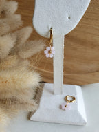 Boucles d'oreilles créoles en acier inoxydable doré à l'or fin avec des fleurs en perles Micomidy Bijoux