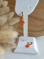 Boucles d'oreilles créoles en acier inoxydable doré à l'or fin avec des fleurs en perles Micomidy Bijoux