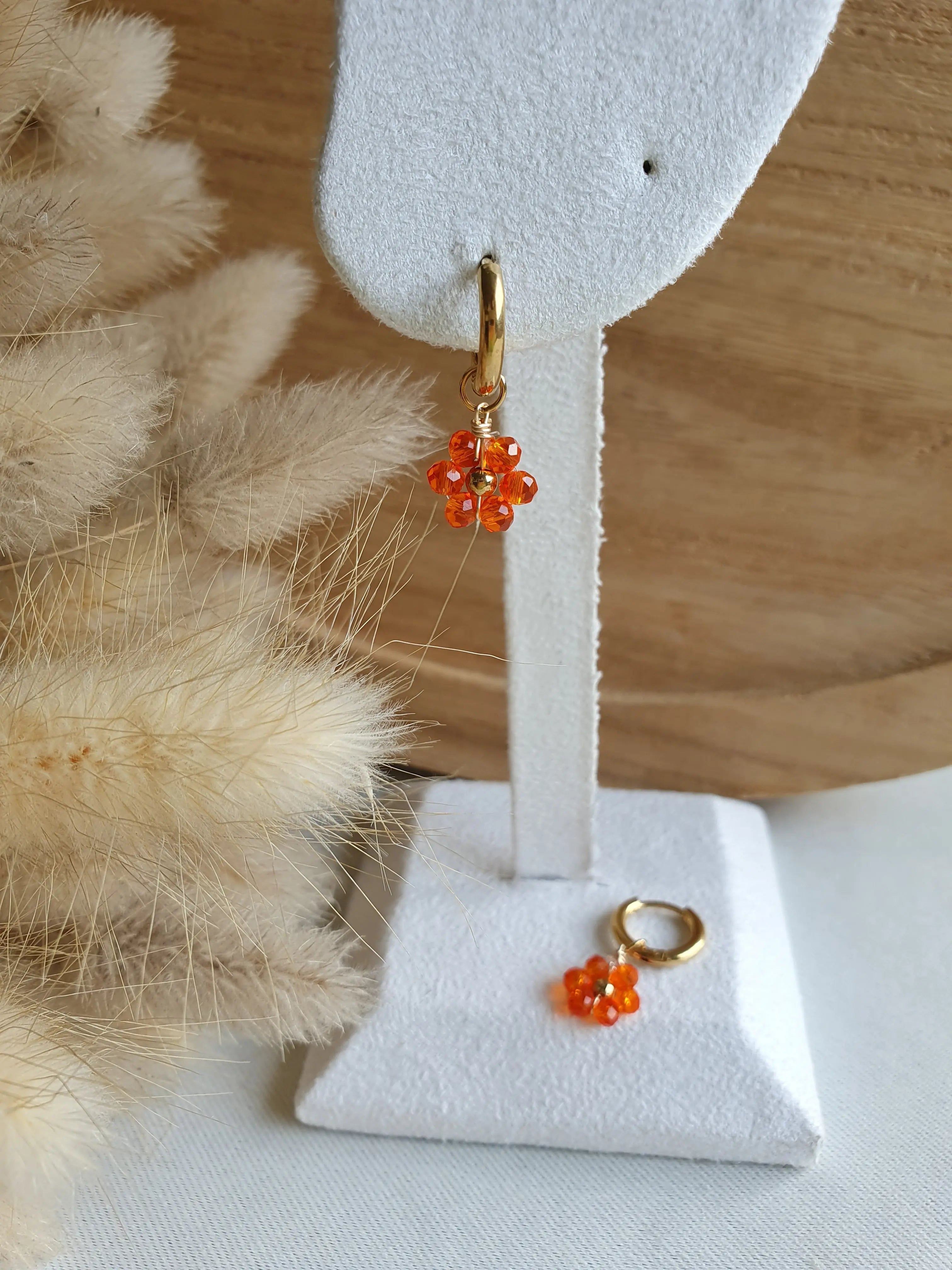 Boucles d'oreilles créoles en acier inoxydable doré à l'or fin avec des fleurs en perles Micomidy Bijoux