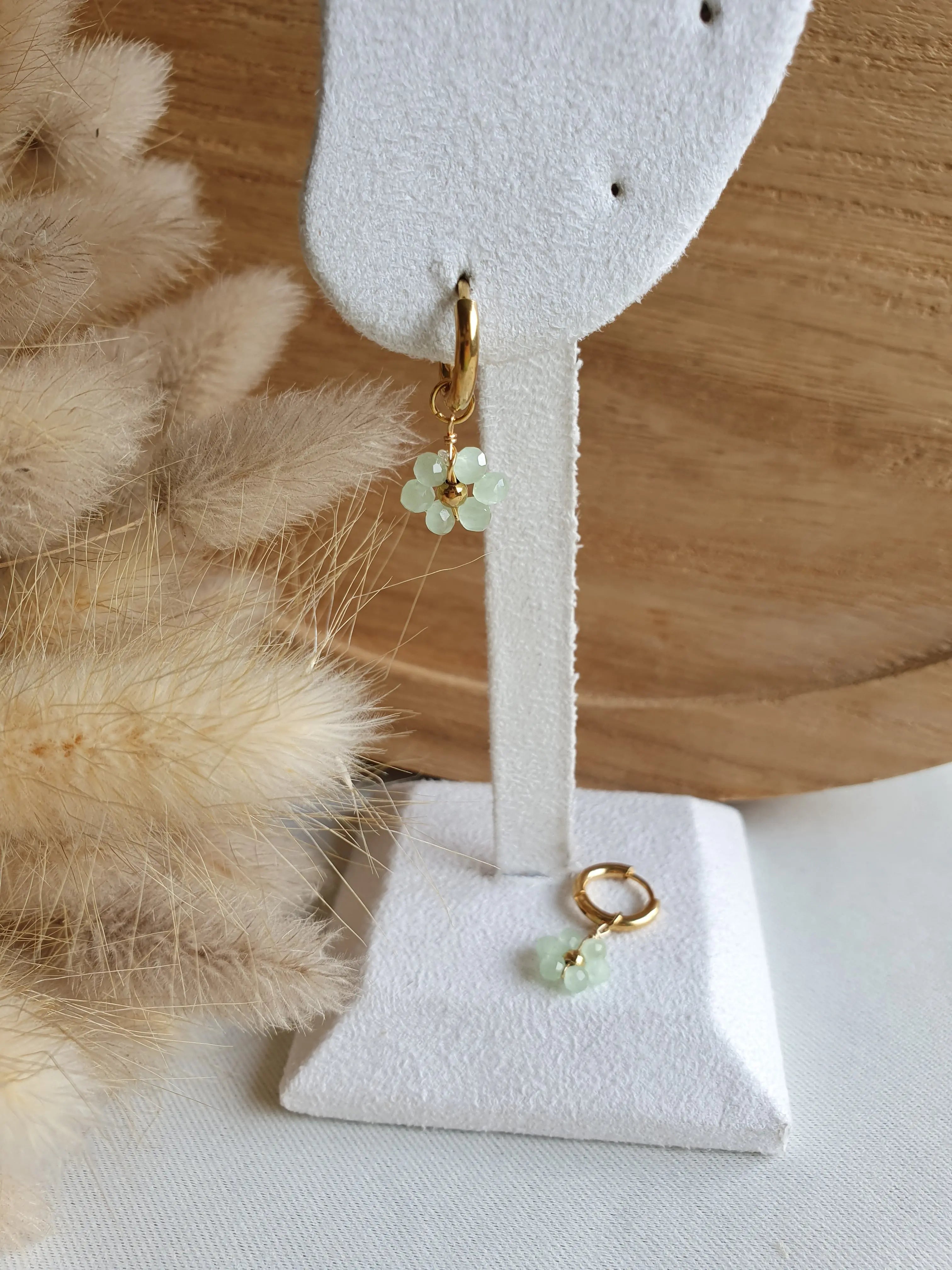 Boucles d'oreilles créoles en acier inoxydable doré à l'or fin avec des fleurs en perles Micomidy Bijoux