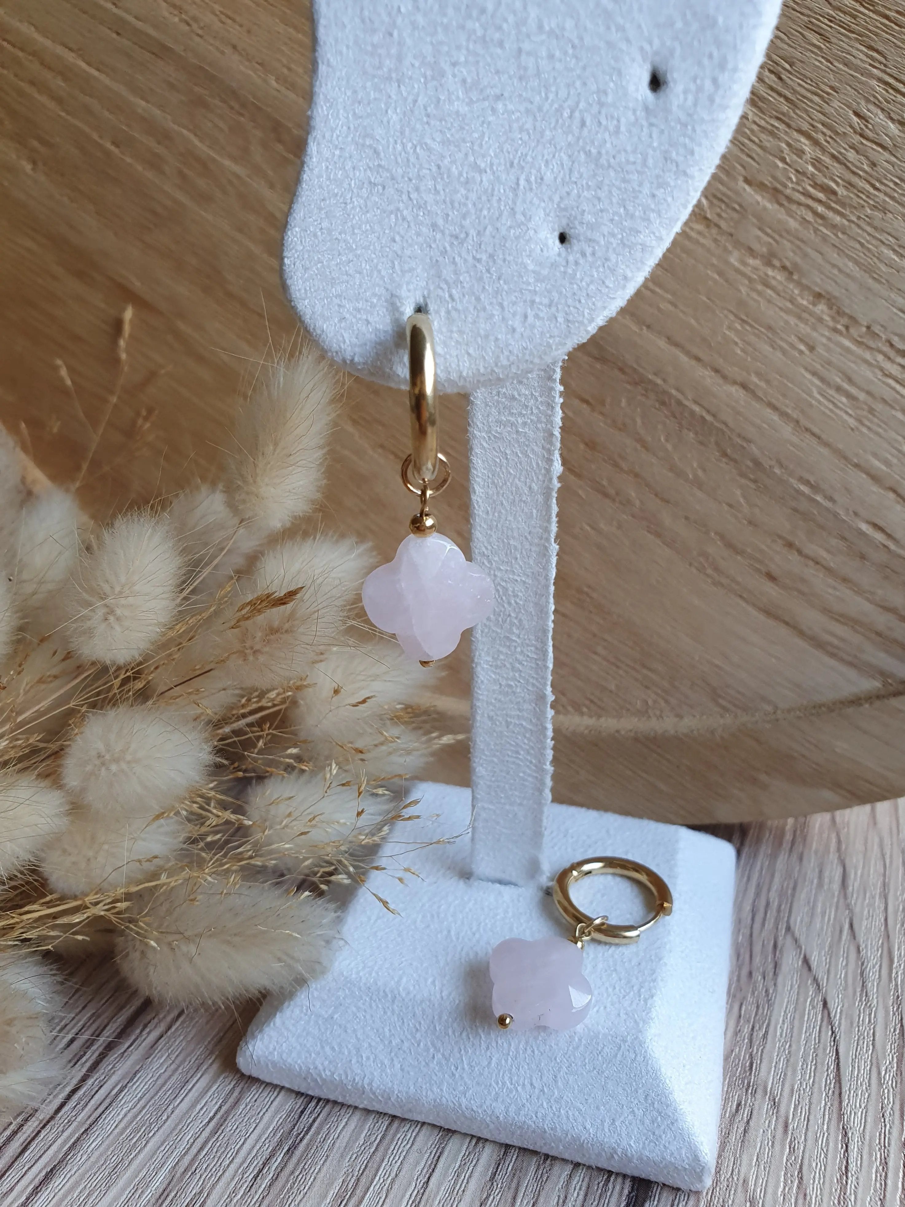 Boucles d'oreilles créoles en acier inoxydable or et trèfles en pierre naturelle quartz rose Micomidy Bijoux