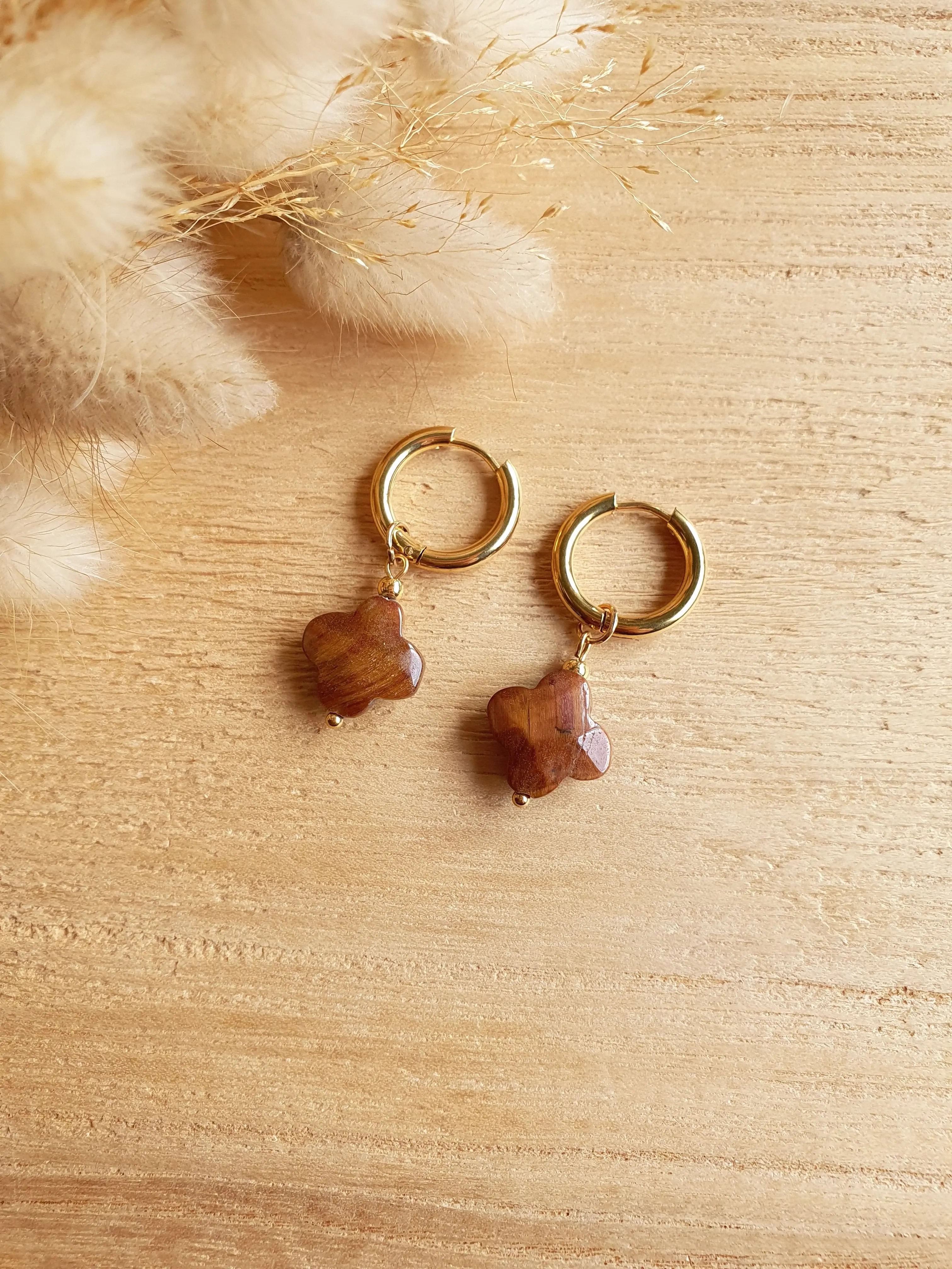Boucles d'oreilles créoles en acier inoxydable or et trèfles en pierre naturelle oeil de tigre Micomidy Bijoux