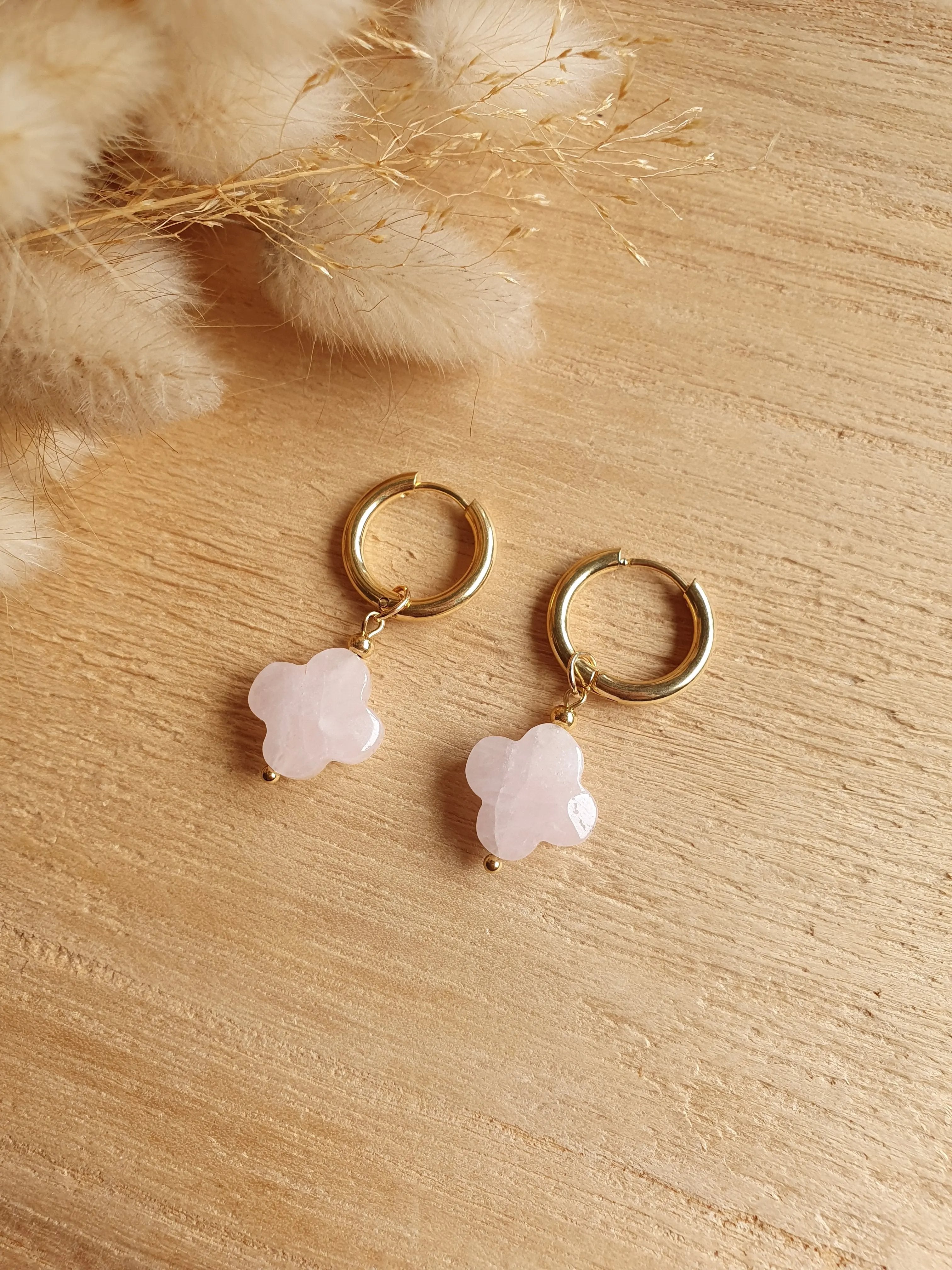 Boucles d'oreilles créoles en acier inoxydable or et trèfles en pierre naturelle quartz rose Micomidy Bijoux