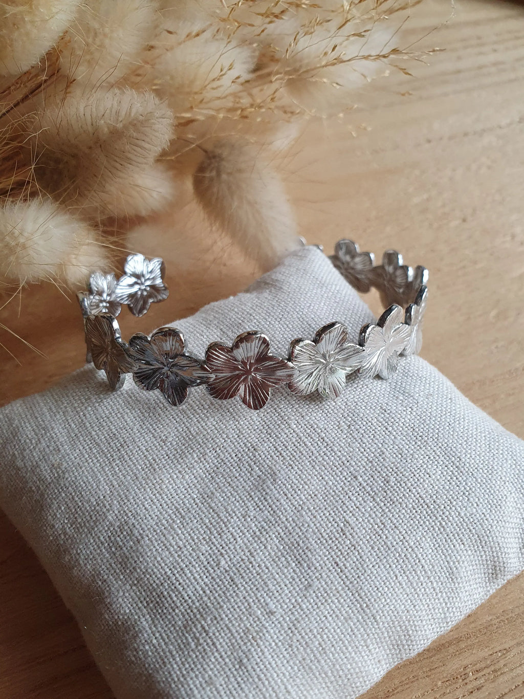 Bracelet jonc ajustable en acier inoxydable or ou argent avec des fleurs de cerisier Micomidy Bijoux