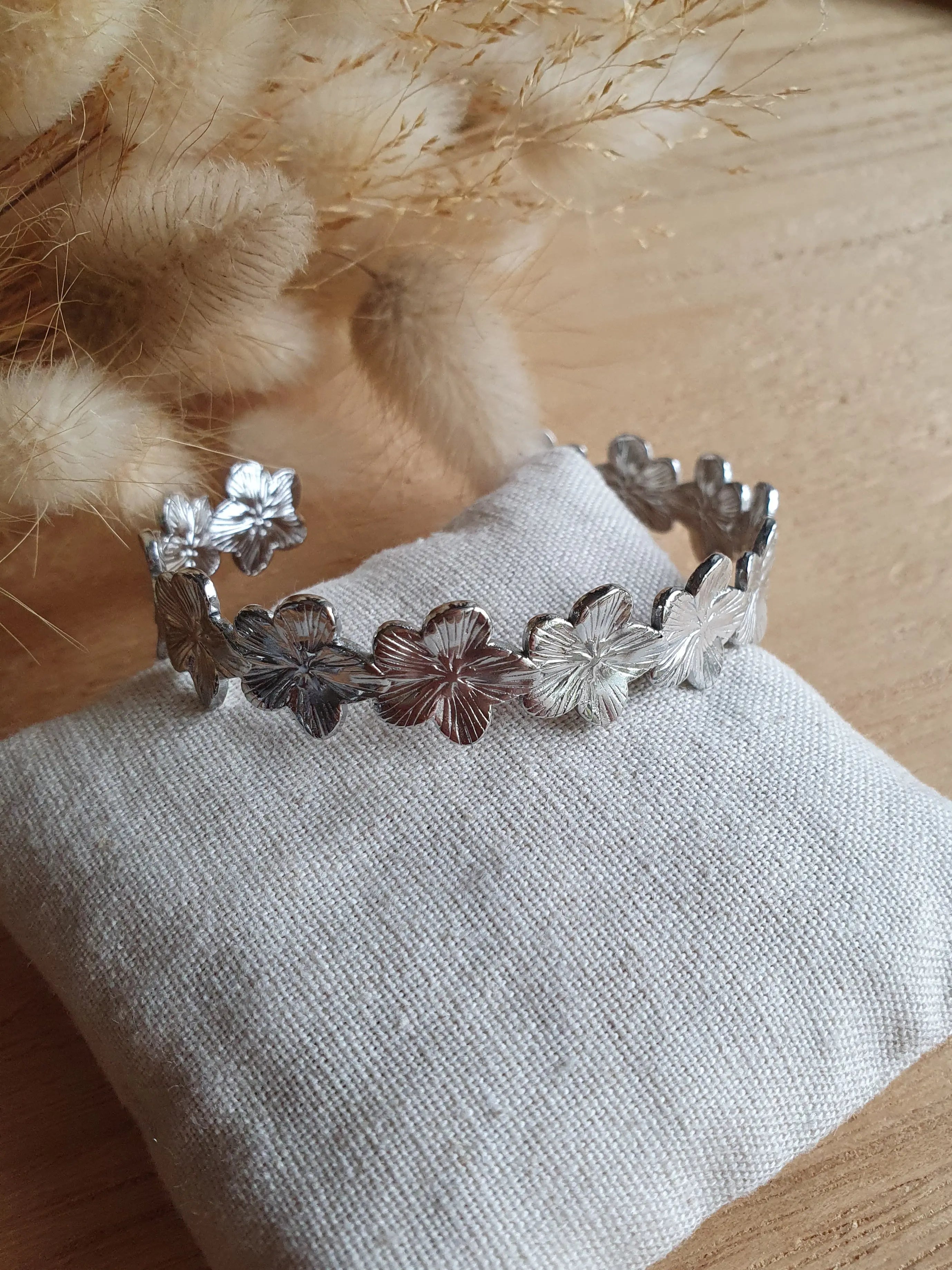 Bracelet jonc ajustable en acier inoxydable or ou argent avec des fleurs de cerisier Micomidy Bijoux