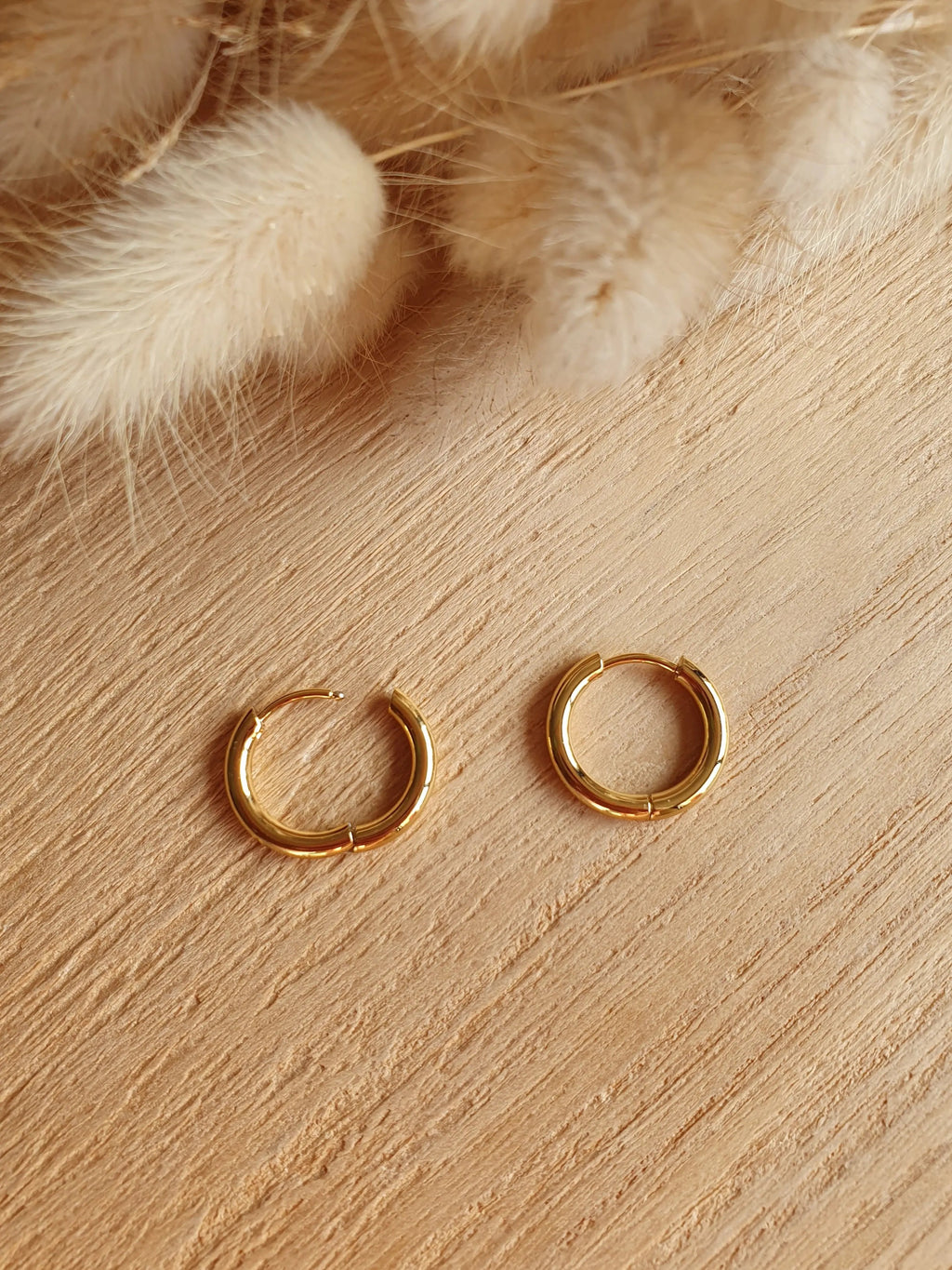 Boucles d'oreilles créoles en acier inoxydable doré, idéales pour y accrocher nos pampilles fleurs interchangeables Micomidy Bijoux