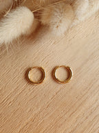 Boucles d'oreilles créoles en acier inoxydable doré, idéales pour y accrocher nos pampilles fleurs interchangeables Micomidy Bijoux