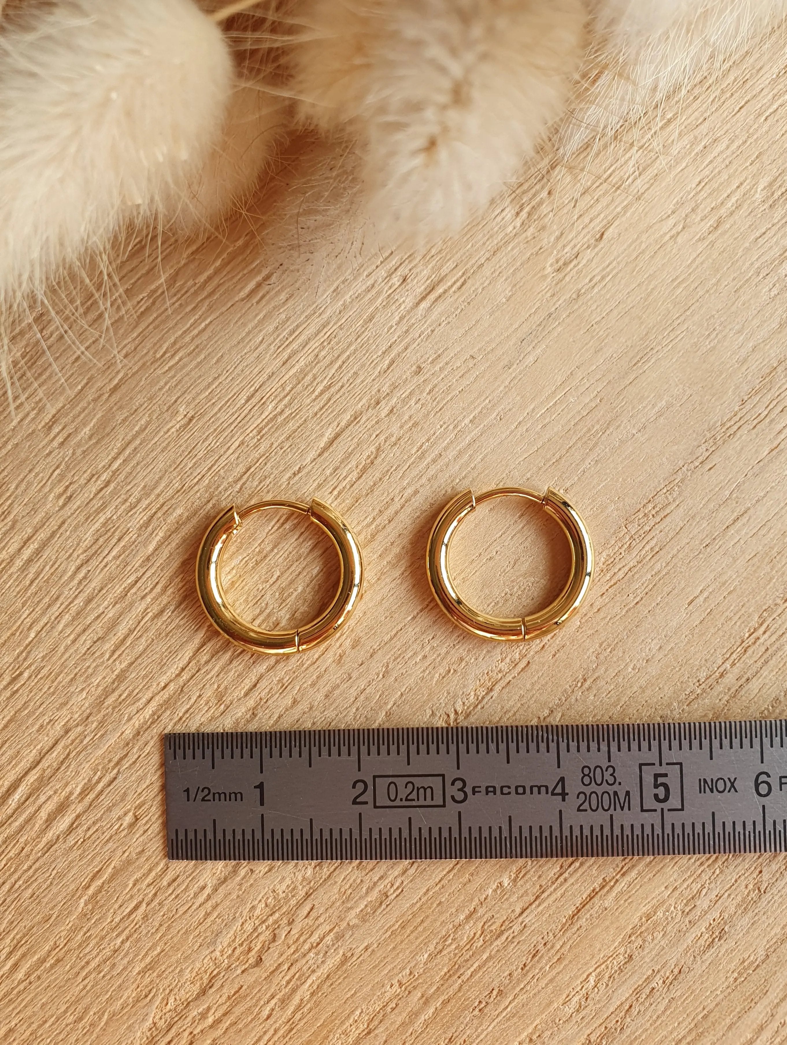 Boucles d'oreilles créoles en acier inoxydable doré, idéales pour y accrocher nos pampilles fleurs interchangeables Micomidy Bijoux