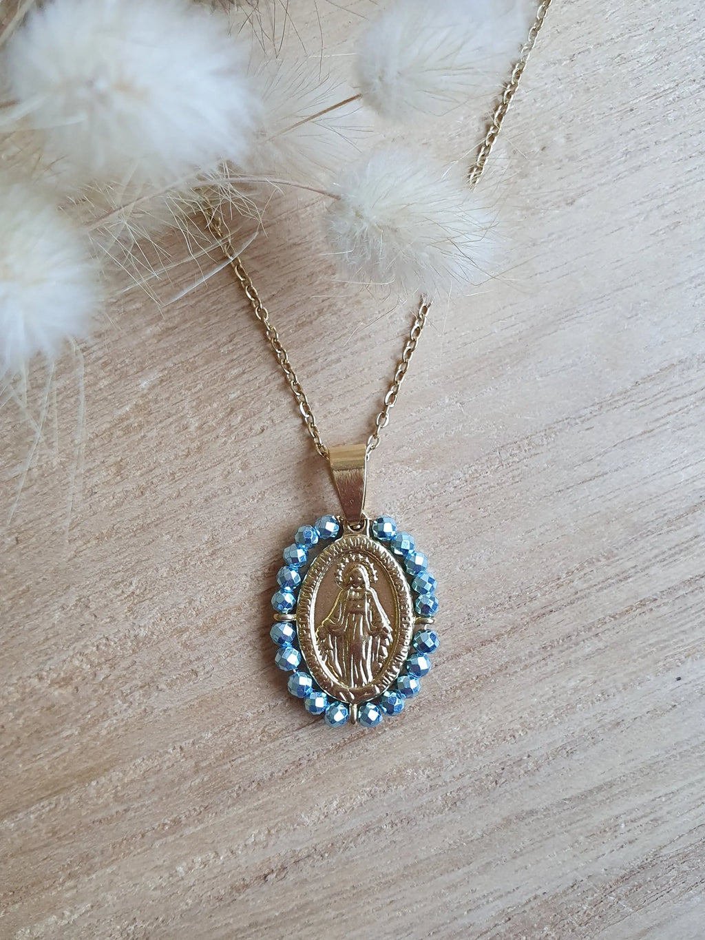 Collier Madone en acier inoxydable doré et perles irisées Micomidy Bijoux