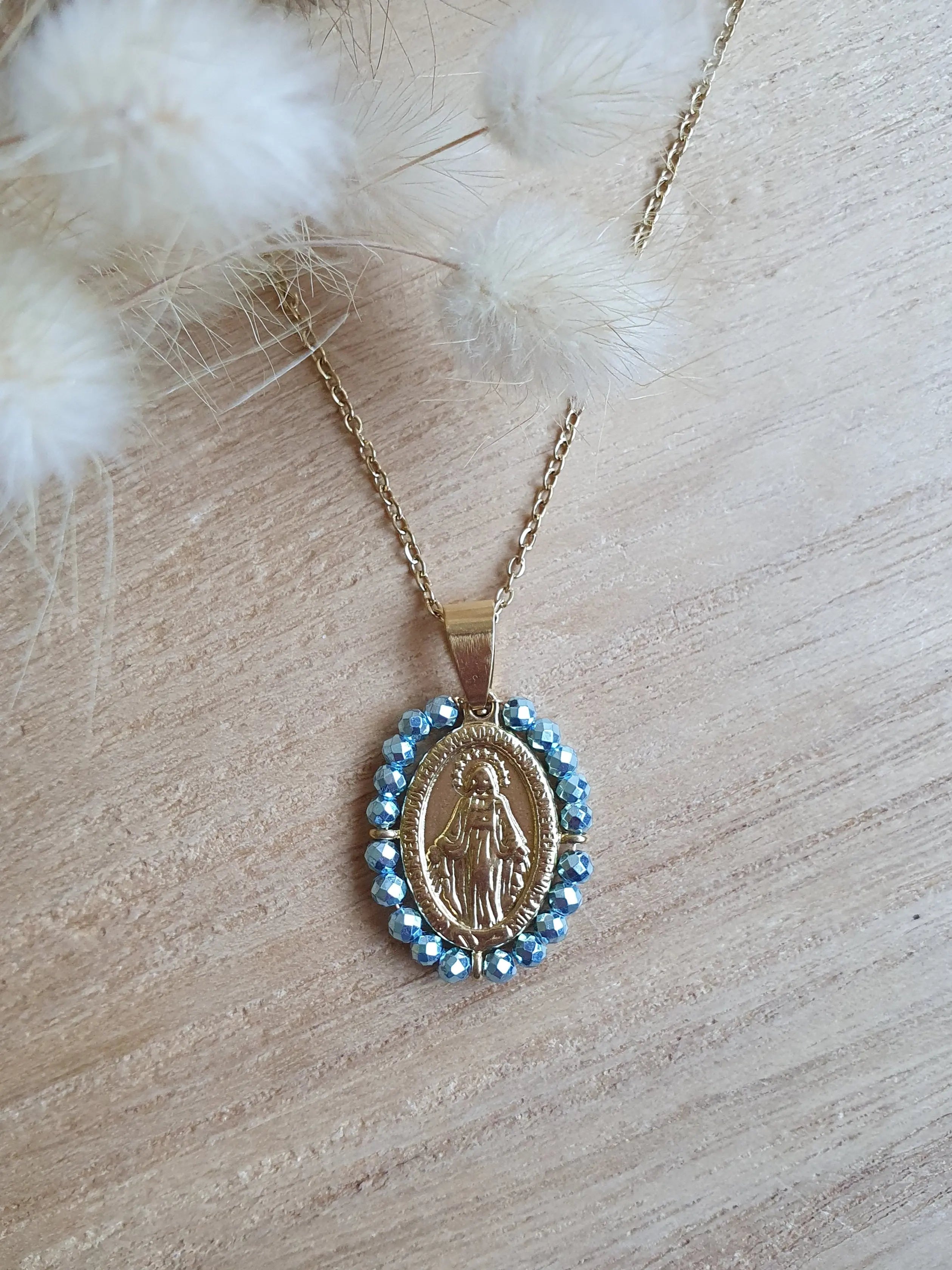 Collier Madone en acier inoxydable doré et perles irisées Micomidy Bijoux