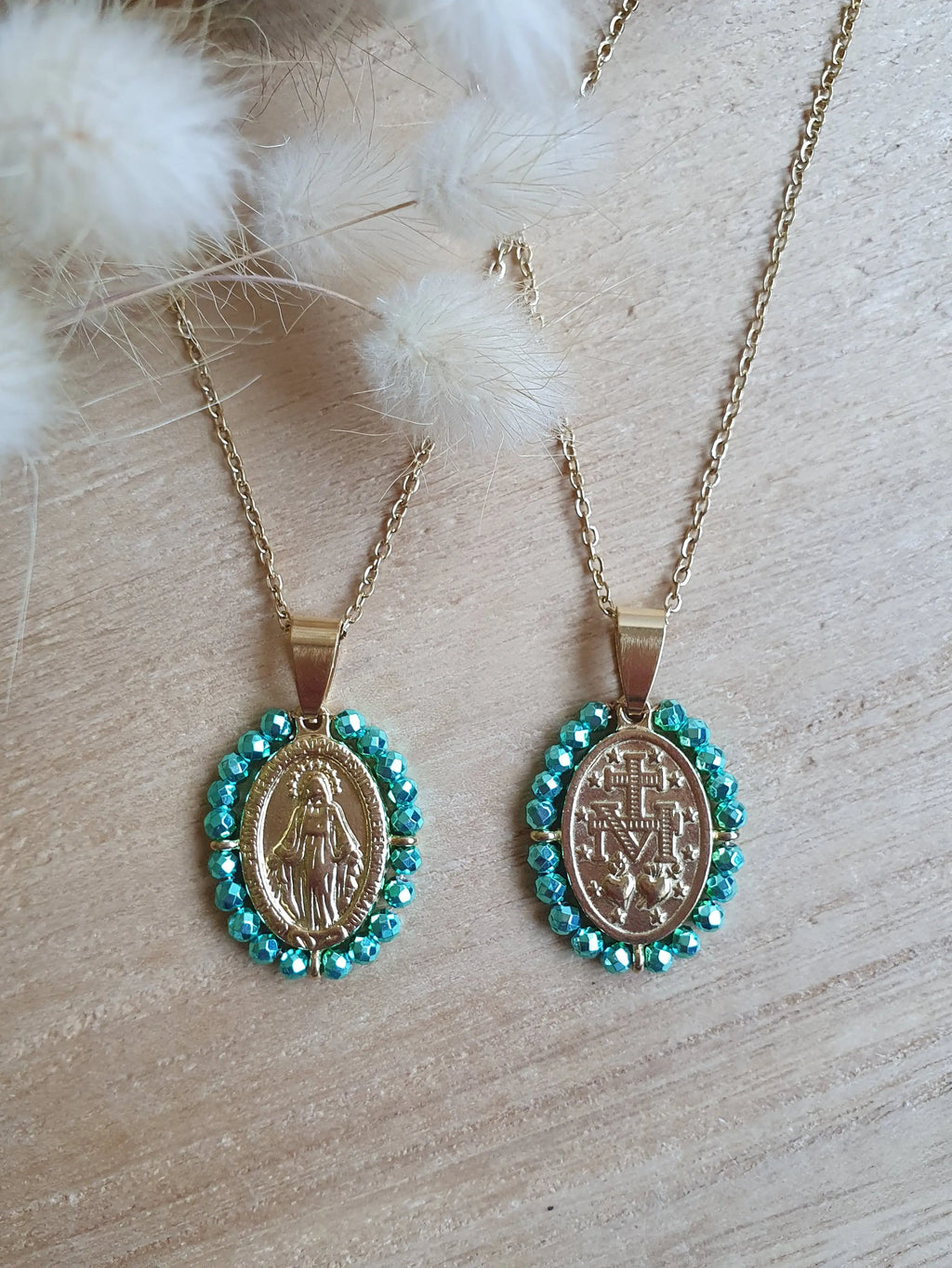 Collier Madone en acier inoxydable doré et perles irisées Micomidy Bijoux