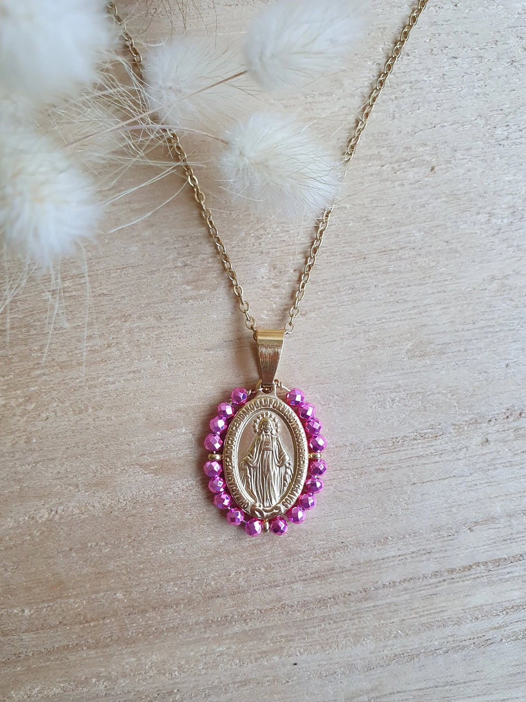 Collier Madone en acier inoxydable doré et perles irisées Micomidy Bijoux