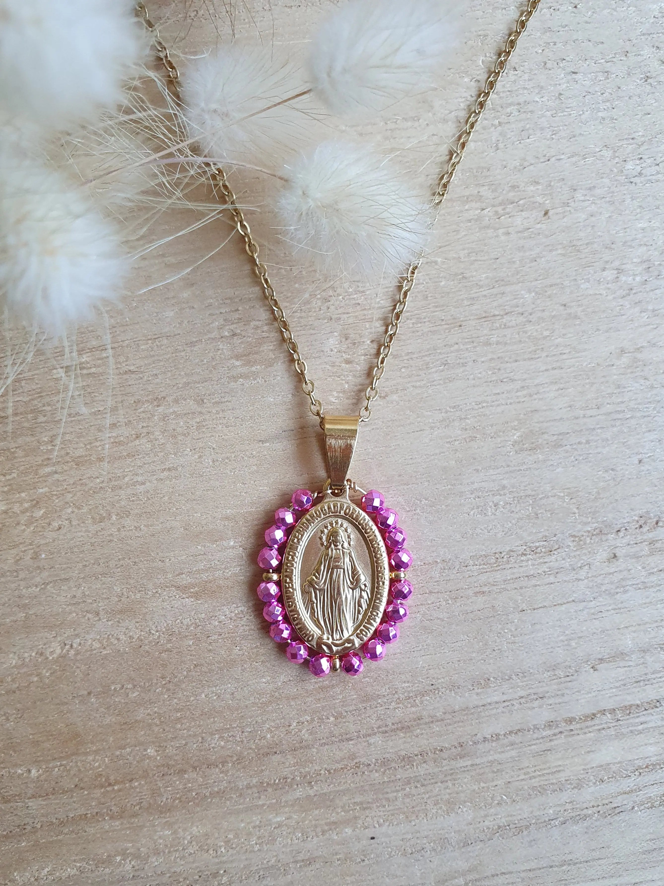 Collier Madone en acier inoxydable doré et perles irisées Micomidy Bijoux
