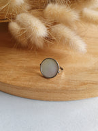 Bague Ginette - Bague ajustable en acier inoxydable or ou argent et cabochon en nacre Micomidy Bijoux
