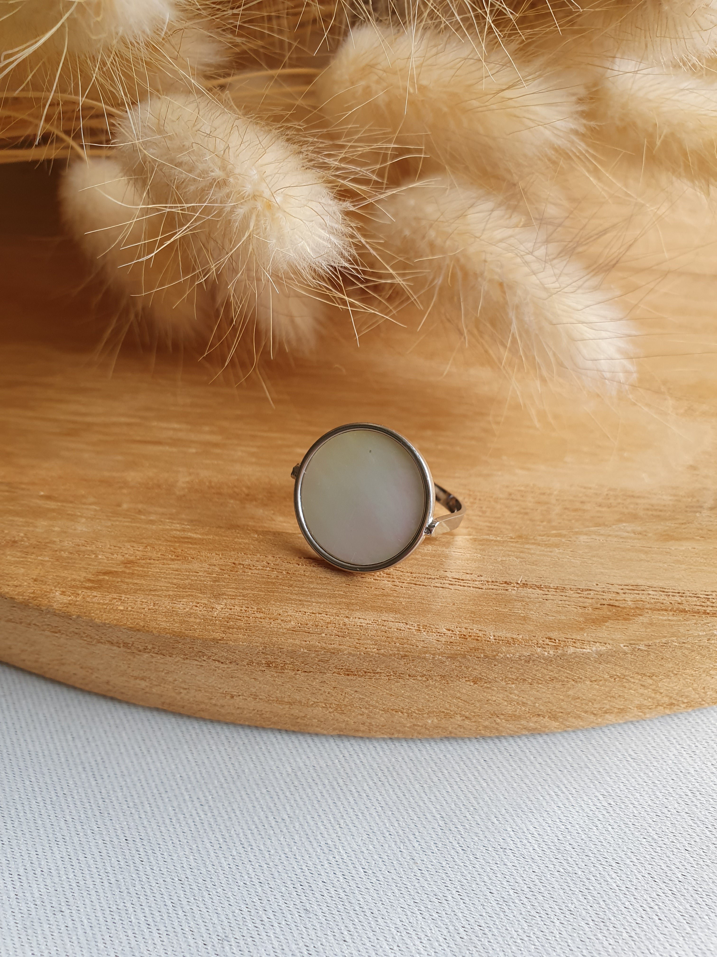 Bague Ginette - Bague ajustable en acier inoxydable or ou argent et cabochon en nacre Micomidy Bijoux